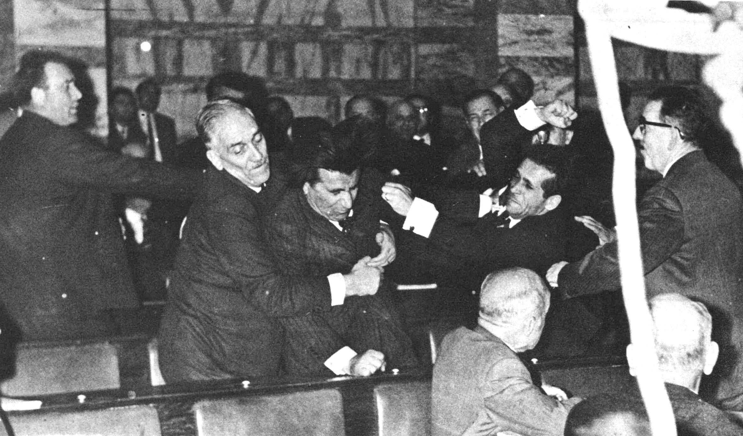 Συχνά οι θερμόαιμοι βουλευτές από τις ύβρεις και τις απειλές προχωρούσαν σε χειροδικίες και συμπλοκές μετατρέποντας τη Βουλή σε ρίνγκ Συχνά οι θερμόαιμοι βουλευτές από τις ύβρεις και τις απειλές προχωρούσαν σε χειροδικίες και συμπλοκές μετατρέποντας τη Βουλή σε ρίνγκ