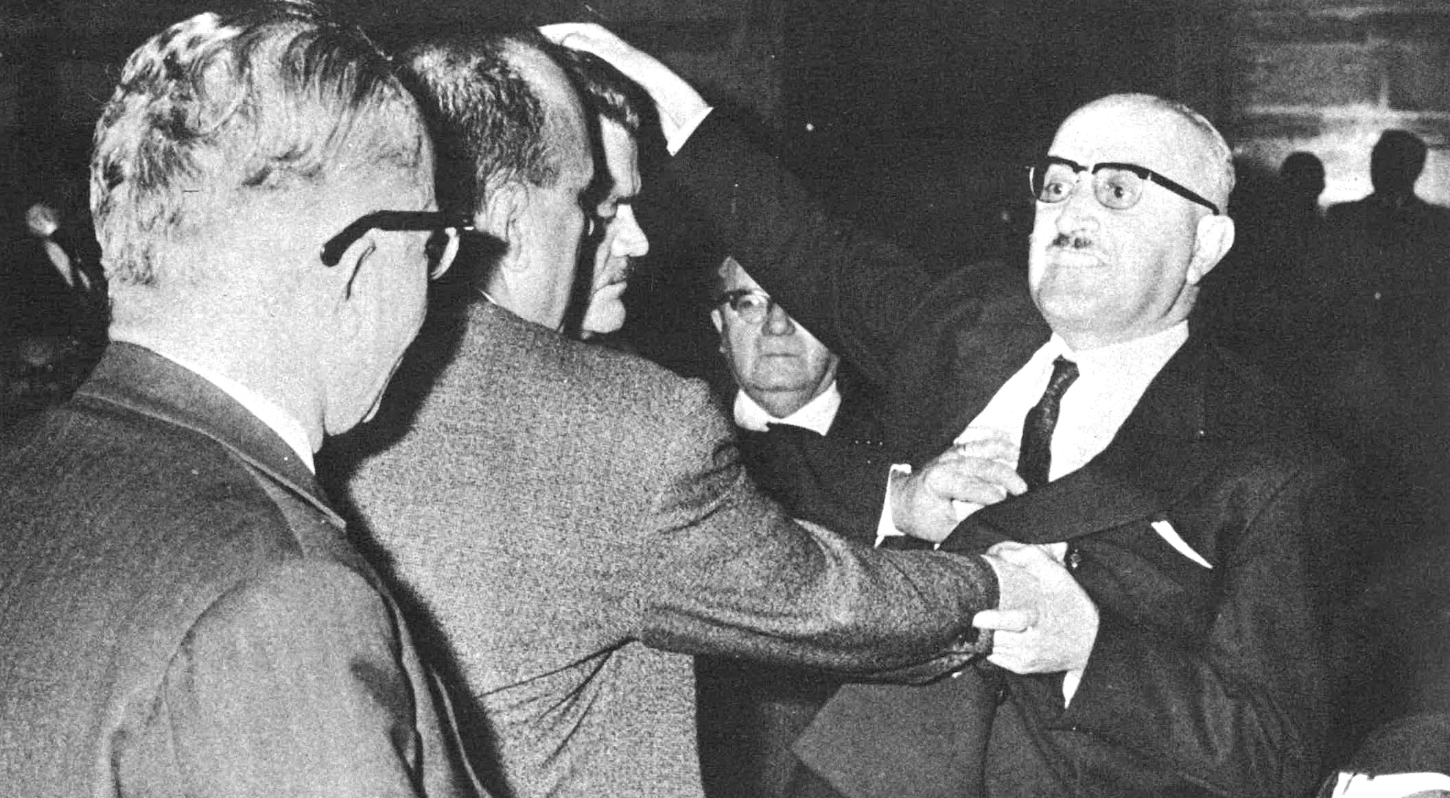 Συχνά οι θερμόαιμοι βουλευτές από τις ύβρεις και τις απειλές προχωρούσαν σε χειροδικίες και συμπλοκές μετατρέποντας τη Βουλή σε ρίνγκ Συχνά οι θερμόαιμοι βουλευτές από τις ύβρεις και τις απειλές προχωρούσαν σε χειροδικίες και συμπλοκές μετατρέποντας τη Βουλή σε ρίνγκ