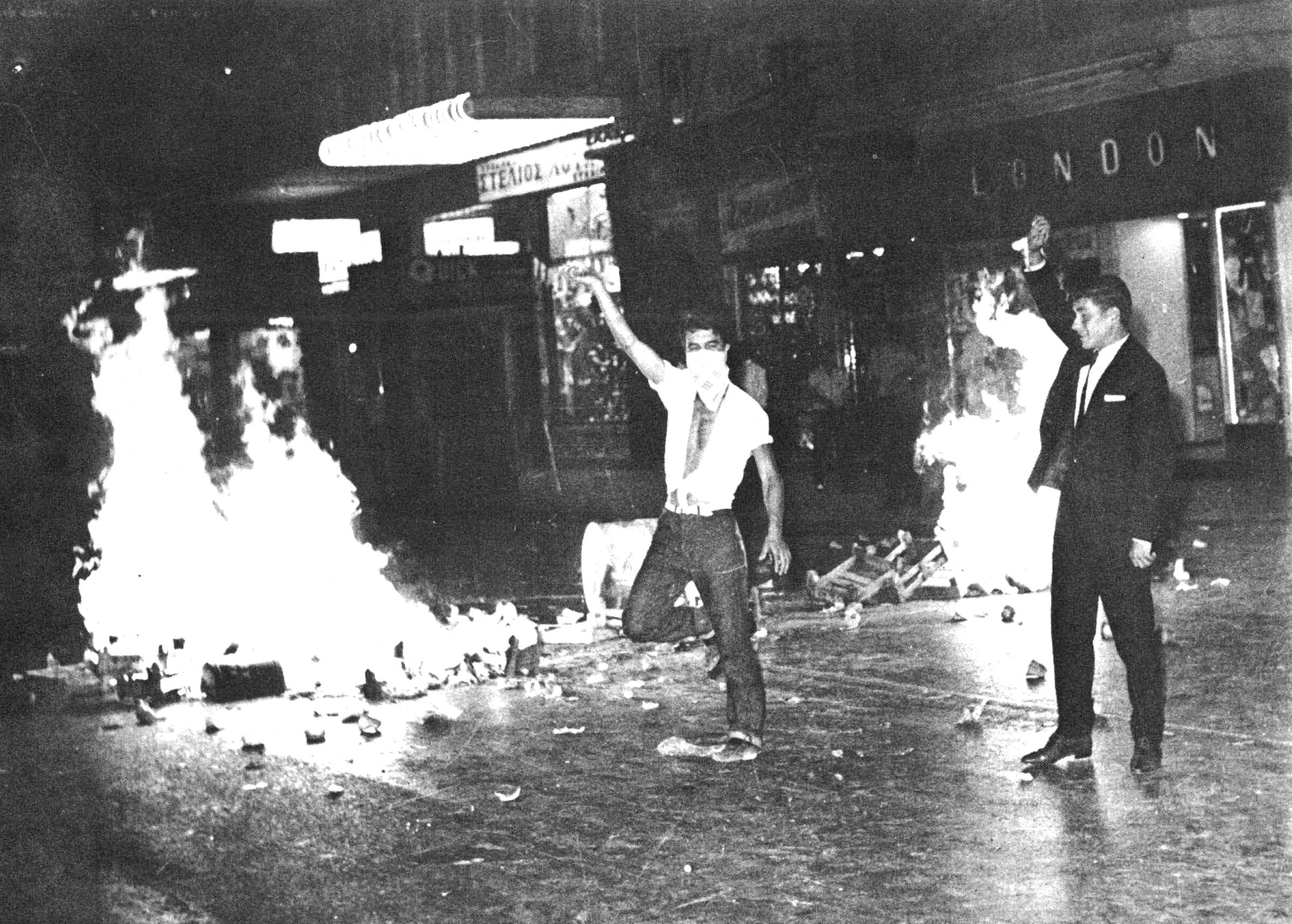 Διαδηλώσεις και φωτιές σε κεντρικό δρόμο στην Αθήνα, στην οδό Σταδίου Διαδηλώσεις και φωτιές σε κεντρικό δρόμο στην Αθήνα, στην οδό Σταδίου