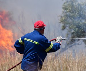 Οριοθετήθηκε η πυρκαγιά στον Άγιο Στέφανο - Ελαφρά τραυματίας εθελοντής πυροσβέστης