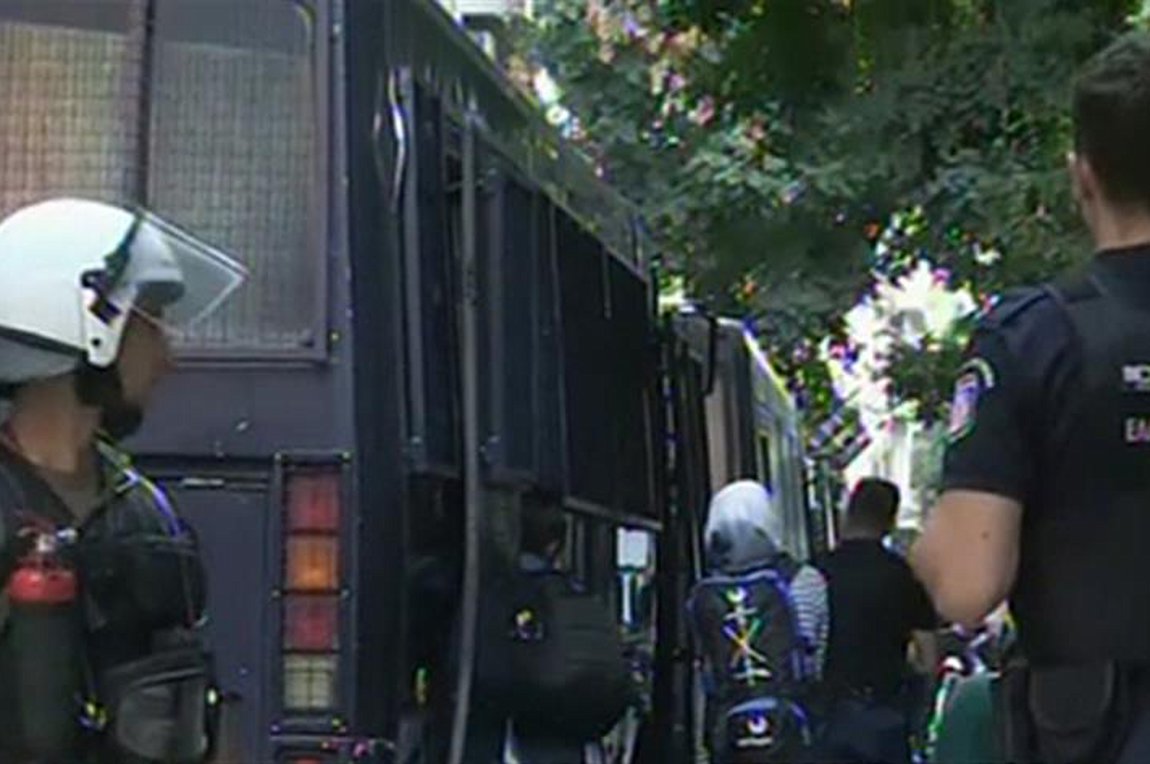 Επιχείρηση της αστυνομίας στα Εξάρχεια – Μπήκαν σε τέσσερα υπό κατάληψη κτίρια