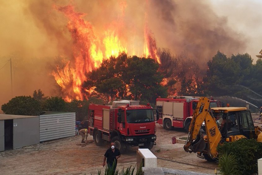 Πύρινη κόλαση στη Ζάκυνθο: Εκκενώθηκαν 2 χωριά, κάηκε σπίτι, απομάκρυναν εκατοντάδες