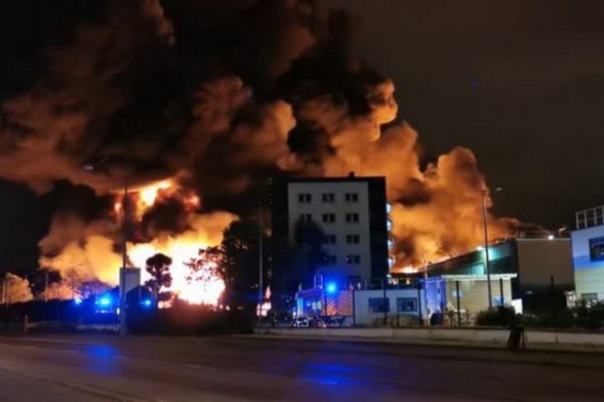 Συναγερμός στη Γαλλία για τη μεγάλη πυρκαγιά σε εργοστάσιο χημικών - Κίνδυνος μόλυνσης του Σηκουάνα