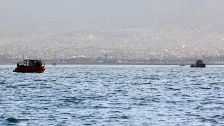 Αντιρρυπαντικά φράγματα έστησαν στο Κερατσίνι μετά τη σύγκρουση δεξαμενόπλοιου με φορτηγό πλοίο