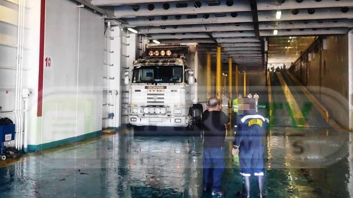 Εικόνες από το γκαράζ του πλοίου που πήρε φωτιά στην Ηγουμενίτσα