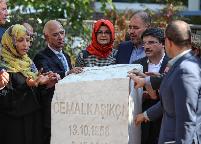 Τίμησαν τη μνήμη του Κασόγκι ένα χρόνο μετά τη δολοφονία του - Αναμνηστική στήλη έξω από το προξενείο της Σ. Αραβίας στην Κωνσταντινούπολη