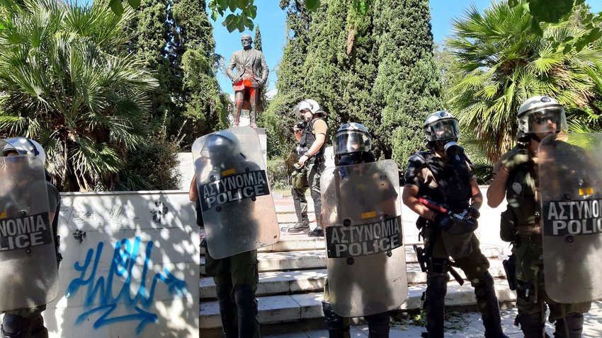 Ενταση στην πορεία του ΠΑΜΕ - Πέταξαν μπογιές στο άγαλμα του Τρούμαν - Η Αστυνομία έκανε χρήση χημικών