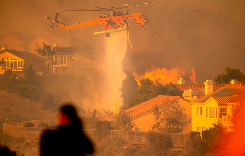 Τουλάχιστον ένας νεκρός από τις πυρκαγιές στην Καλιφόρνια - Χιλιάδες άνθρωποι εγκατέλειψαν τις εστίες τους στο Λος Άντζελες