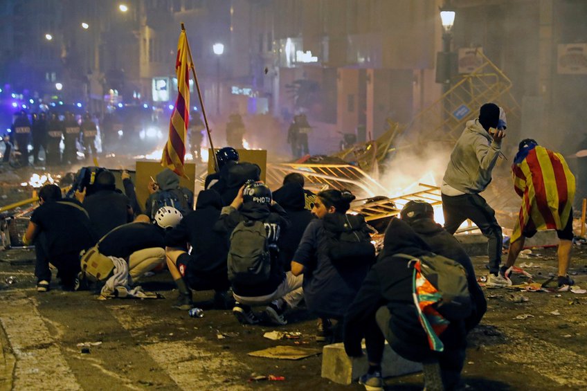 Πεδίο μάχης η Βαρκελώνη: Άγριες συγκρούσεις διαδηλωτών και αστυνομικών 