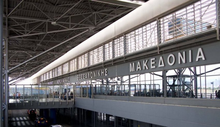 Αναστάτωση στο αεροδρόμιο «Μακεδονία» - Άνοιξαν πανό στα γκισέ της Turkish Airlines