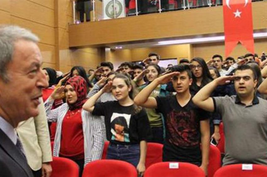 Μαθητές υποδέχονται τον Ακάρ με στρατιωτικό χαιρετισμό