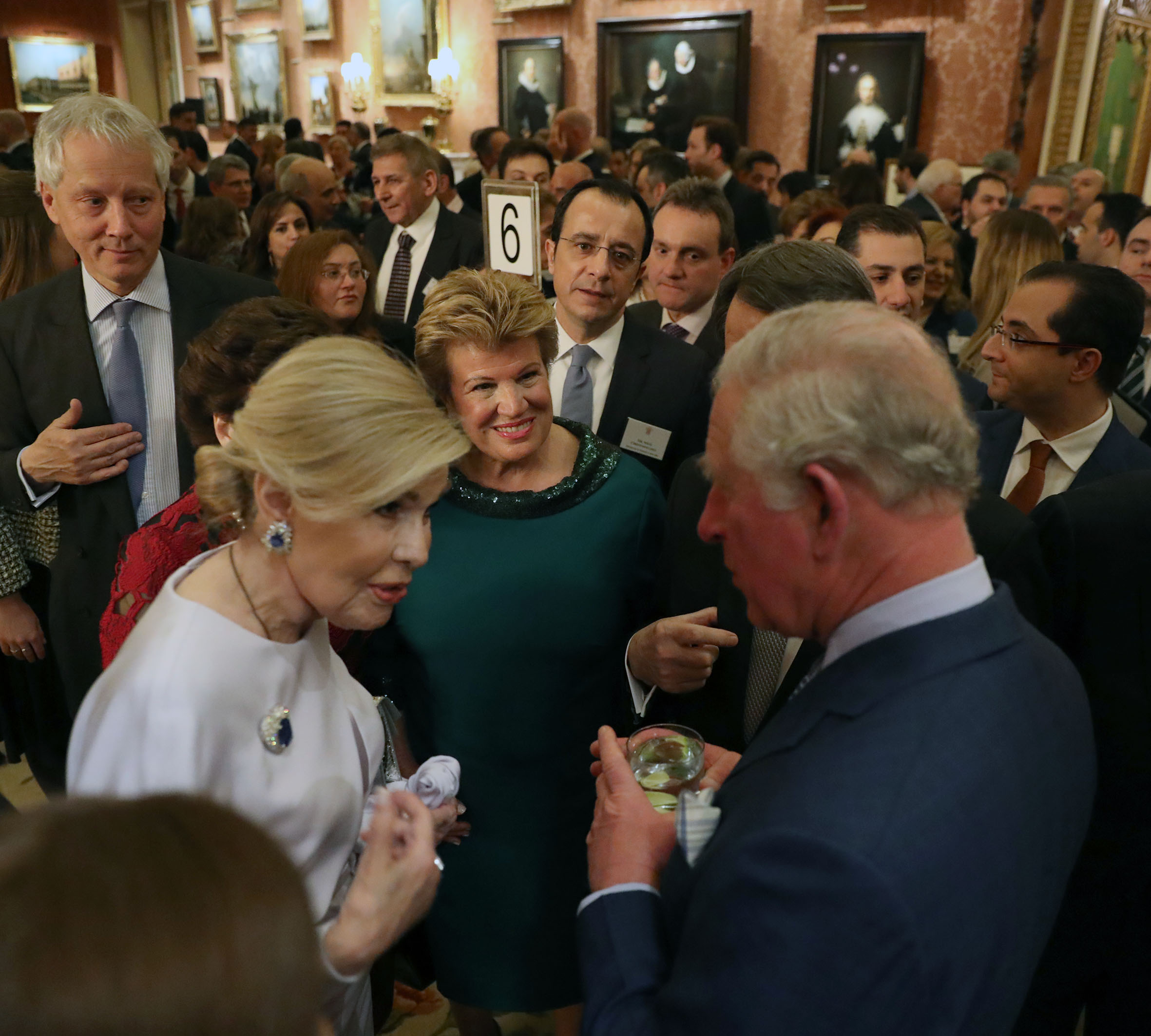 Η Μαριάννα Β. Βαρδινογιάννη συνομιλεί με τον Πρίγκιπα Κάρολο