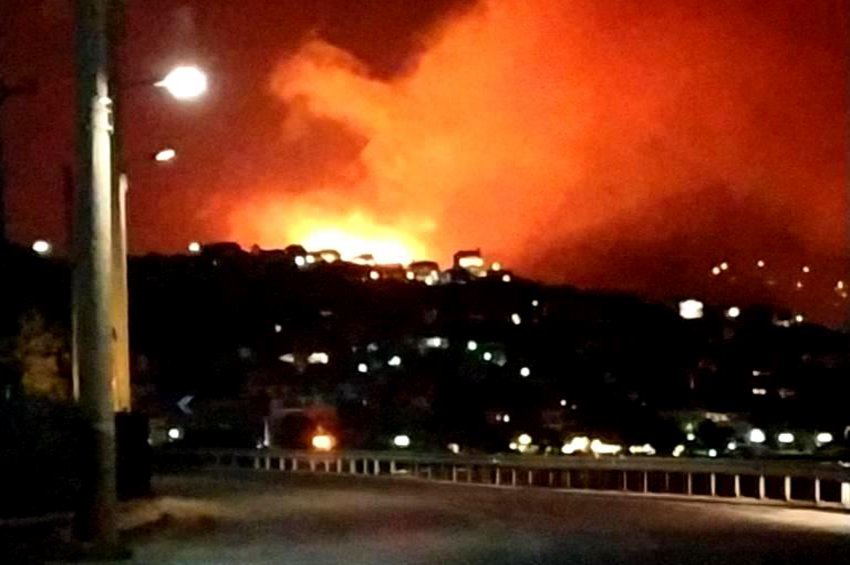 Περιορίστηκε η φωτιά στο Πόρτο Ράφτη: Σε επιφυλακή η Πυροσβεστική - Προσήχθη ύποπτος
