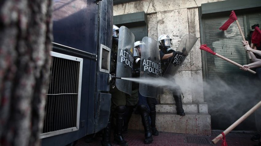 Ένταση και χημικά στην πορεία των φοιτητών στο κέντρο της Αθήνας - Τι αναφέρει η ανακοίνωση της αστυνομίας