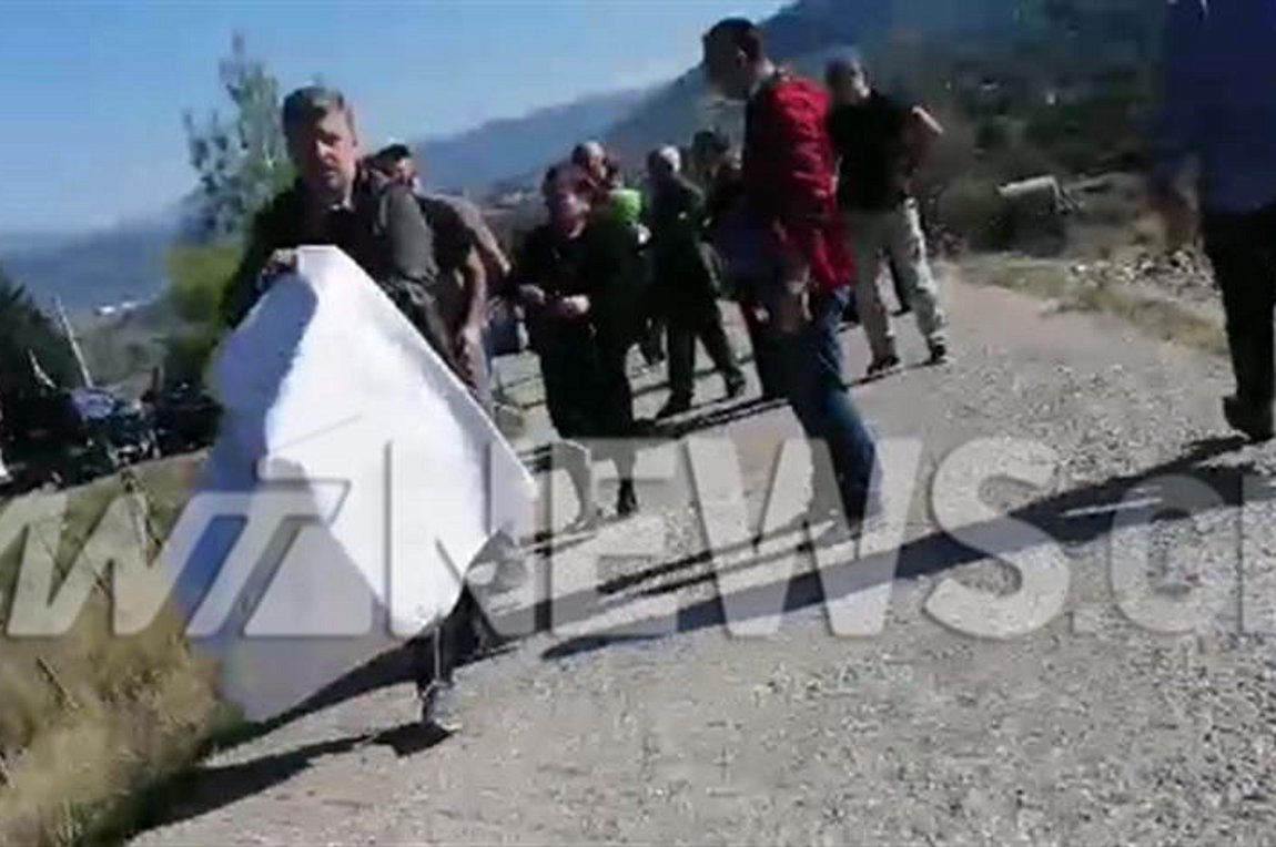 Ένταση στους Βουλιαράτες: Αστυνομικοί άρπαξαν πανό από τους γονείς του Κατσίφα – ΒΙΝΤΕΟ