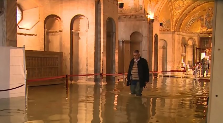«Βυθίζεται» η Βενετία: Φόβοι ότι το νερό θα ξεπεράσει τα 2 μέτρα - Κηρύχθηκε σε κατάσταση καταστροφής!