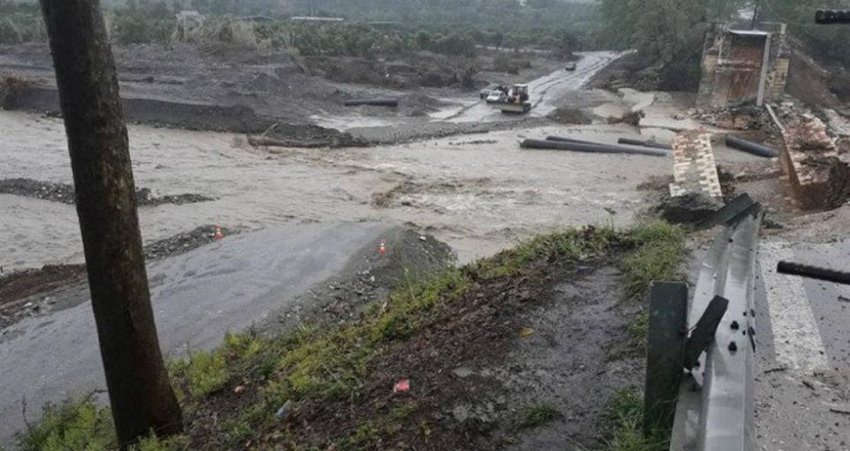 Σε κατάσταση έκτακτης ανάγκης τα Χανιά - Αποκομμένοι κάτοικοι του Αλικιανού, κατέρρευσε η πρόχειρη γέφυρα
