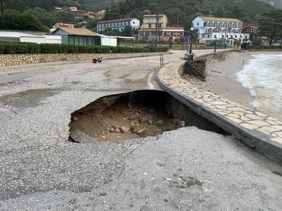 Καταστροφές από το κύμα κακοκαιρίας στην Κέρκυρα – Επιχείρηση διάσωσης εγκλωβισμένου