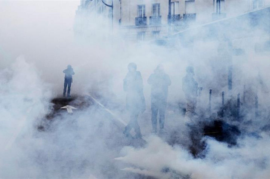 «Κίτρινα γιλέκα»: Δακρυγόνα και συλλήψεις στο Παρίσι στην πρώτη επέτειο