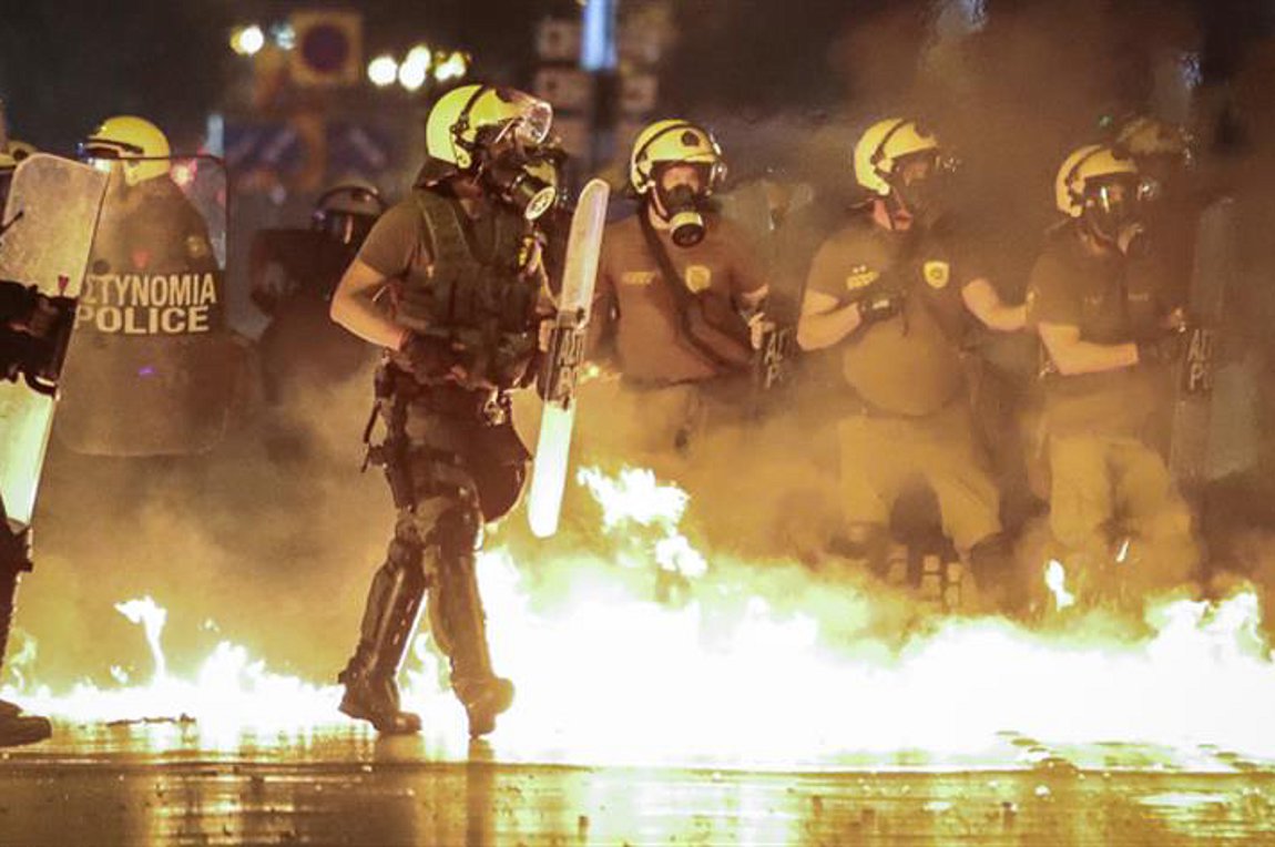 Καταδρομική επίθεση κατά των αστυνομικών την νύχτα – Μπαράζ προσαγωγών υπόπτων