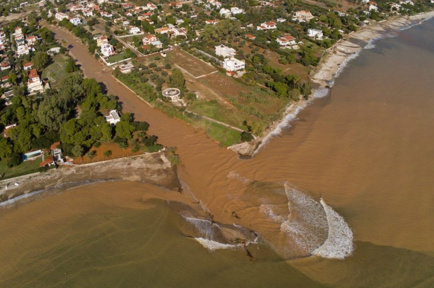 Η καταστροφή στην Κινέτα από ψηλά - Εικόνες από drone
