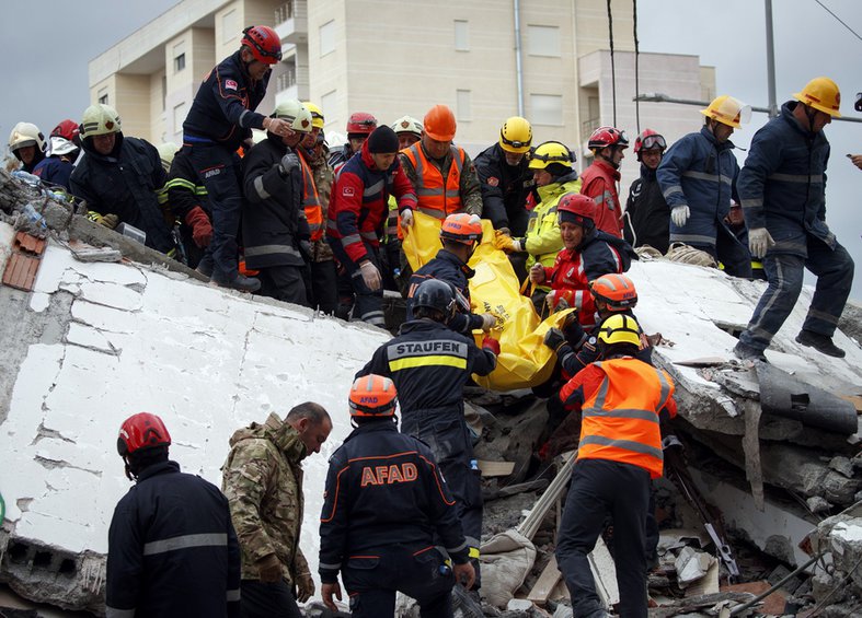 Η Αλβανία μετρά τις πληγές της: Στους 49 οι νεκροί, 10.000 άστεγοι - Drone καταγράφει το μέγεθος της καταστροφής