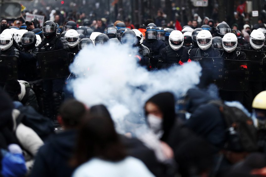 Επεισόδια και δακρυγόνα στο Παρίσι, στη διαδήλωση κατά της μεταρρύθμισης του συνταξιοδοτικού συστήματος