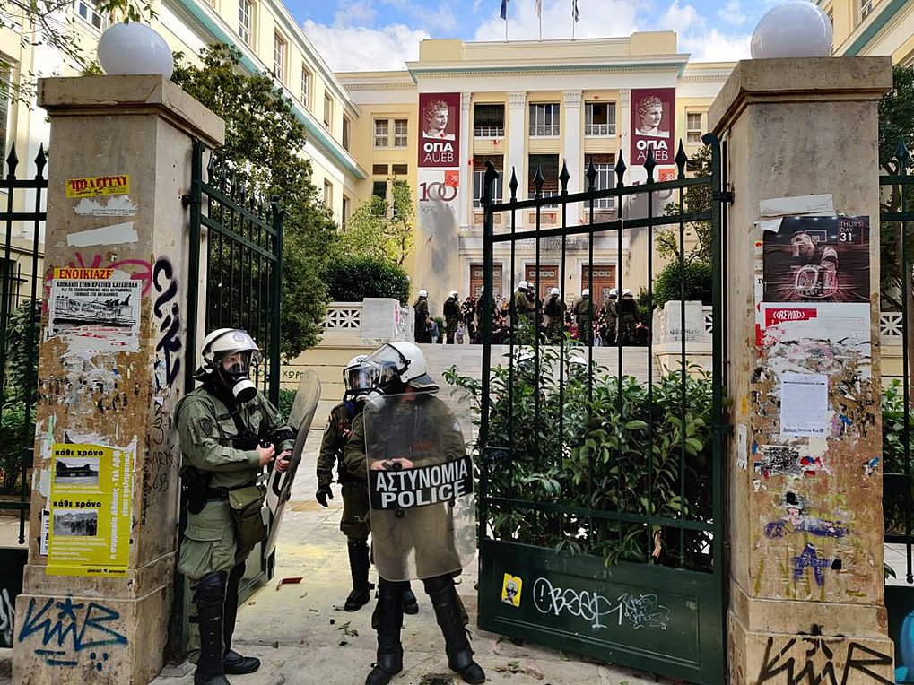 Καταδρομική επίθεση σε διμοιρία των ΜΑΤ στην ΑΣΟΕΕ με μπουκάλια και πέτρες