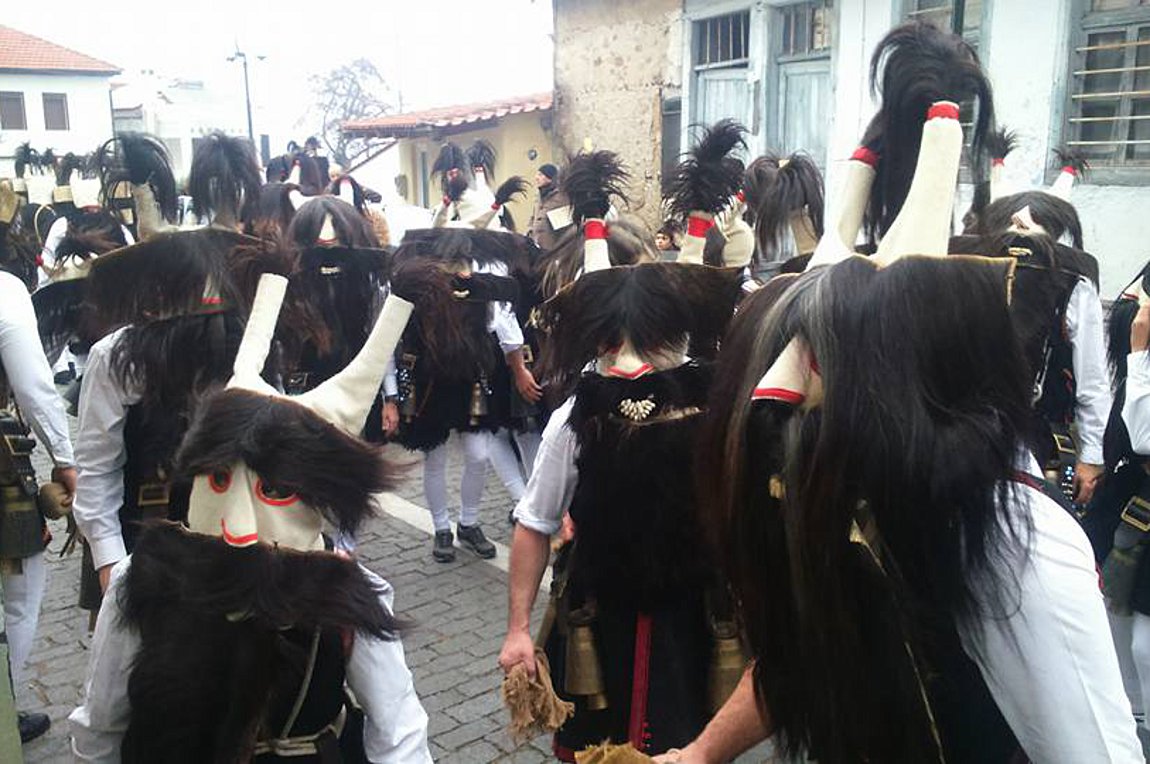 Κάλαντα, φωτιές, μεταμφιέσεις και Χριστόψωμο τα έθιμα που αναβιώνουν στη Μακεδονία