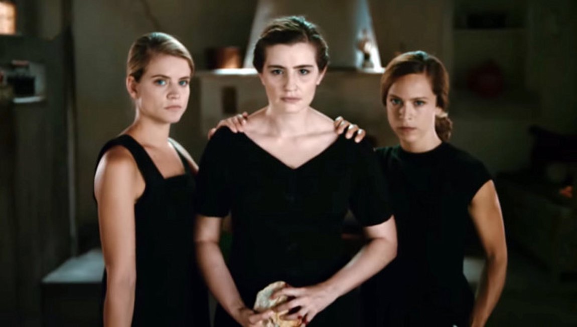 Άγριες Μέλισσες: Ηθοποιοί τραγουδούν το «Ρούντολφ το ελαφάκι» – ΒΙΝΤΕΟ