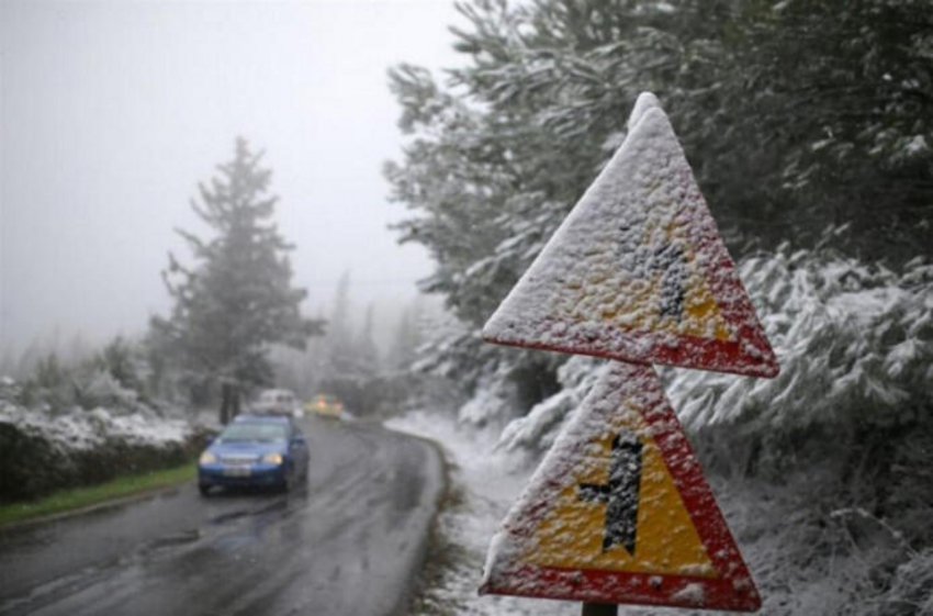 Διακόπηκε η κυκλοφορία σε Πάρνηθα, Πεντέλη και Υμηττό λόγω χιονόπτωσης - Ποιοι δρόμοι έκλεισαν