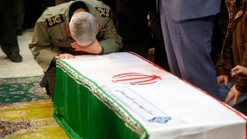 Ιράν: Λαοθάλασσα για την κηδεία Σουλεϊμανί στη γενέτειρά του