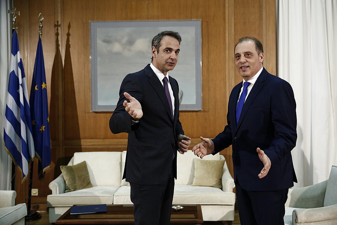 Βελόπουλος για αντικαπνιστικό: Η κατάσταση σηκώνει τσιγάρο – Μητσοτάκης: Αν θες τσιγάρο, έξω