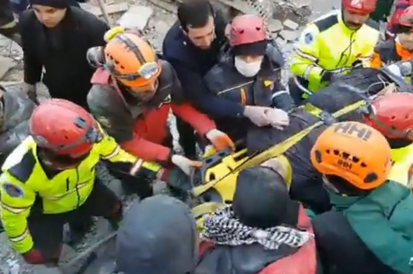 Φονικός σεισμός στην Τουρκία: 20 νεκροί, πάνω από 1000 τραυματίες και δεκάδες εγκλωβισμένοι στα ερείπια κτιρίων