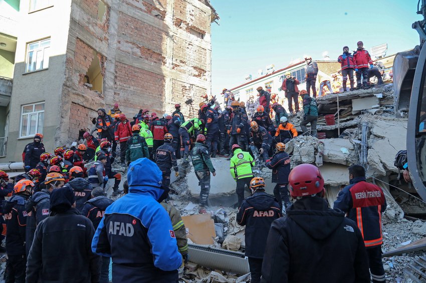 Σεισμός στην Τουρκία: Τουλάχιστον 22 νεκροί - Πάνω από 1.100 τραυματίες - Αγωνία για δεκάδες εγκλωβισμένους στα ερείπια