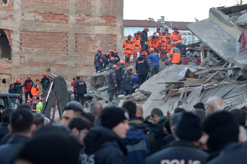 Φονικά Ρίχτερ στην Τουρκία: Θρήνος και αγωνία στα ερείπια - Συνεχίζονται οι προσπάθειες των ομάδων διάσωσης