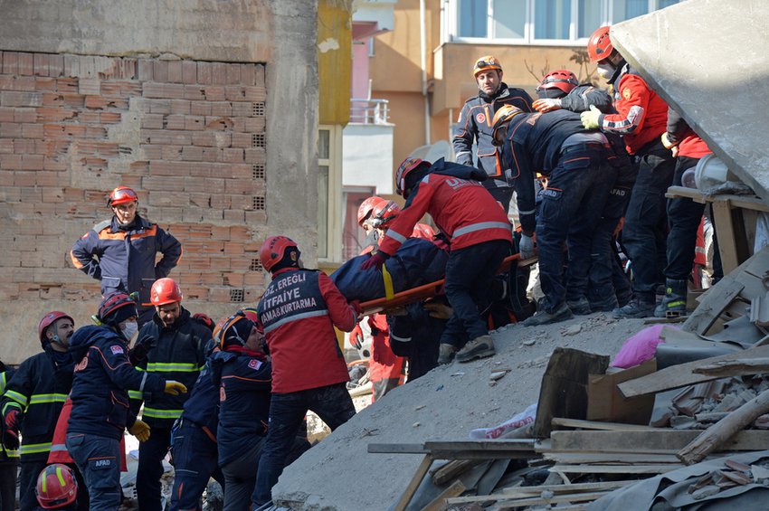 Τουρκία: Εξανεμίζονται οι ελπίδες για τον εντοπισμό επιζώντων στα συντρίμμια που άφησε πίσω του ο σεισμός των 6,8 βαθμών