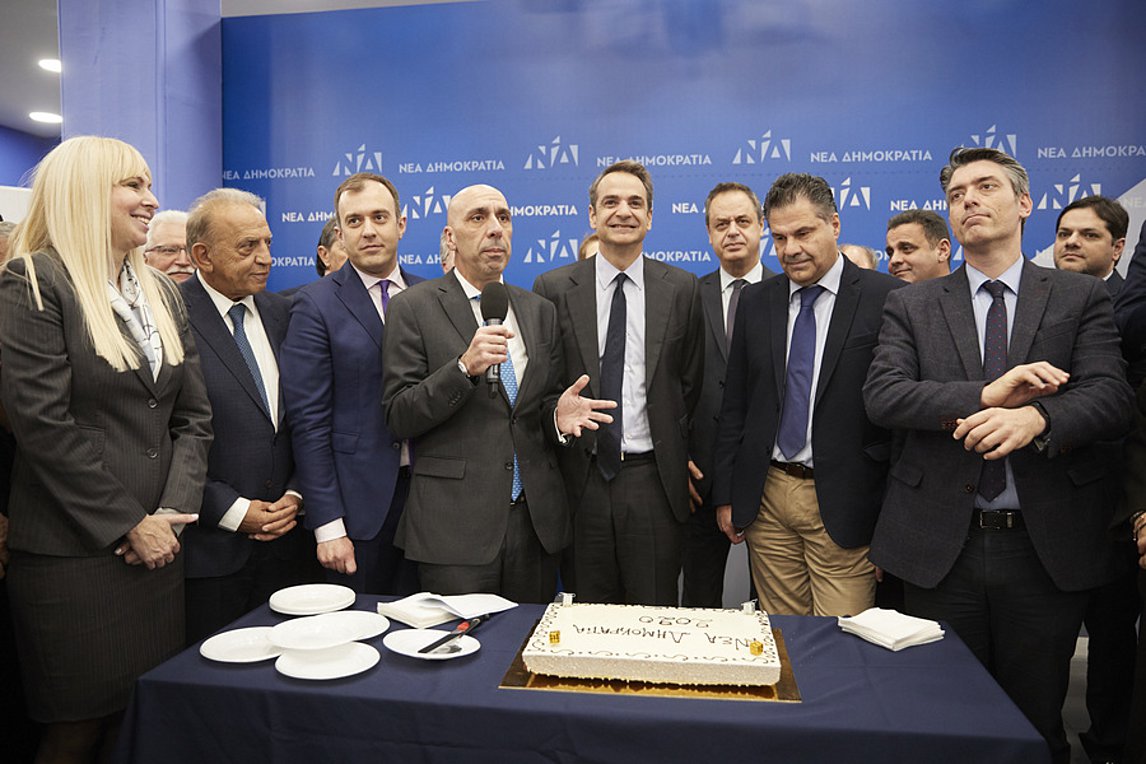 Μητσοτάκης στην κοπή της πρωτοχρονιάτικης πίτας: Εκλογές στο τέλος της τετραετίας