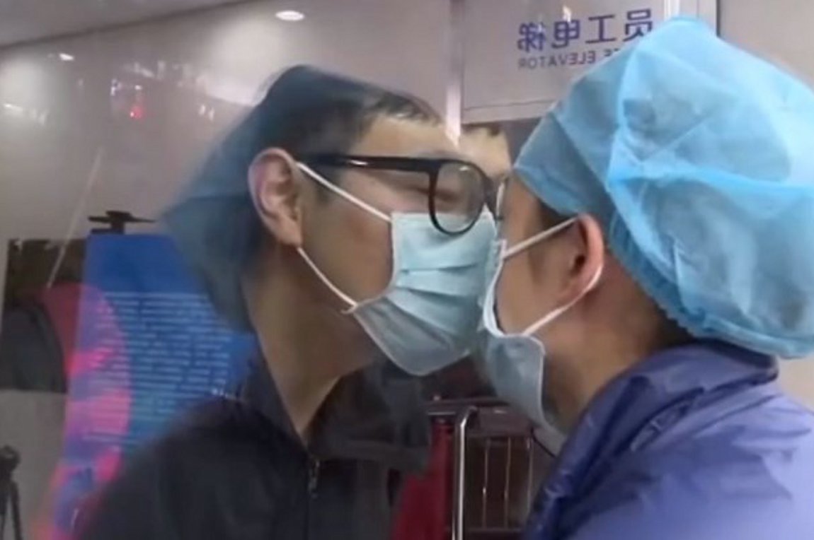 Κορωνοϊός: Ερωτευμένο ζευγάρι χωρίστηκε λόγω της καραντίνας – Η γυάλινη πόρτα και το φιλί που έγινε viral