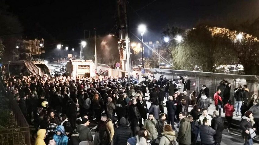 Νύχτα έντασης σε Χίο-Λέσβο: Σε θέση μάχης απέναντι στα ΜΑΤ οι κάτοικοι - Σφοδρές αντιδράσεις κατά ΝΔ από ΣΥΡΙΖΑ-ΚΙΝΑΛ-ΚΚΕ