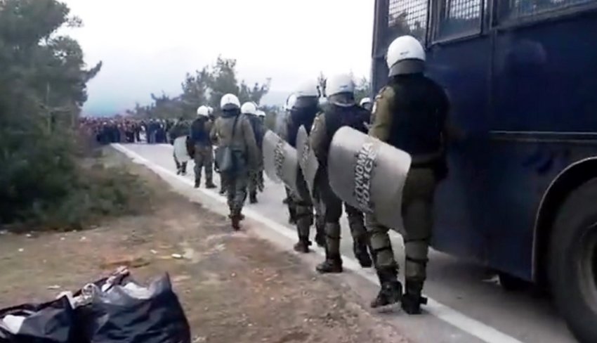 Επεισόδια στη Λέσβο: Κάτοικοι επιτέθηκαν στα ΜΑΤ και τα εγκλώβισαν σε στρατόπεδο - Εδειραν αστυνομικούς στη Χίο - ΒΙΝΤΕΟ