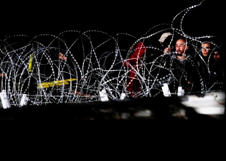 Χιλιάδες πρόσφυγες πίσω από τον συρμάτινο φράχτη στα ελληνοτουρκικά σύνορα - «Αστακός» ο Εβρος από στρατό και αστυνομία