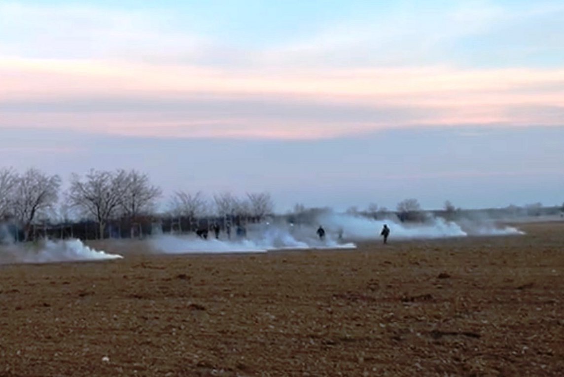 Βίντεο-ντοκουμέντο: Τούρκοι ρίχνουν δακρυγόνα στους Έλληνες αστυνομικούς στον Έβρο