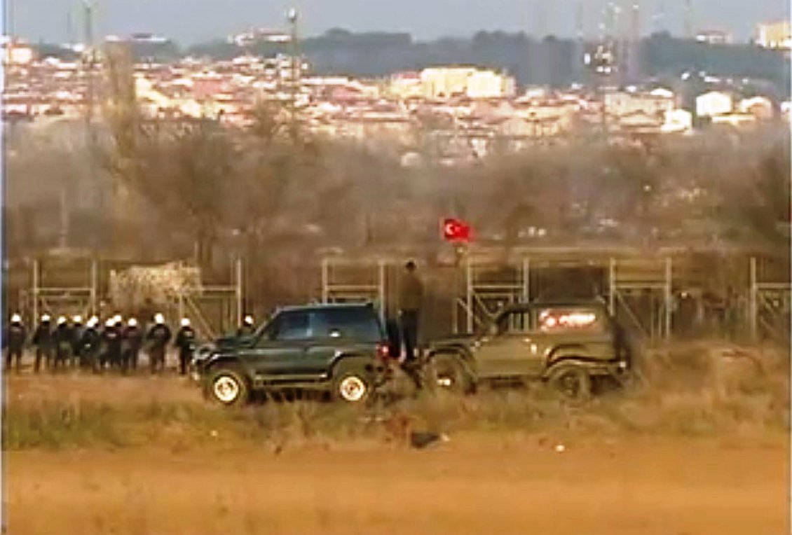Τουρκικό στρατιωτικό όχημα ανάμεσα στους μετανάστες στα ελληνοτουρκικά σύνορα – ΒΙΝΤΕΟ