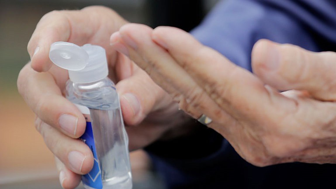 Ο Στρατός ξεκίνησε την μαζική παραγωγή αντισηπτικών