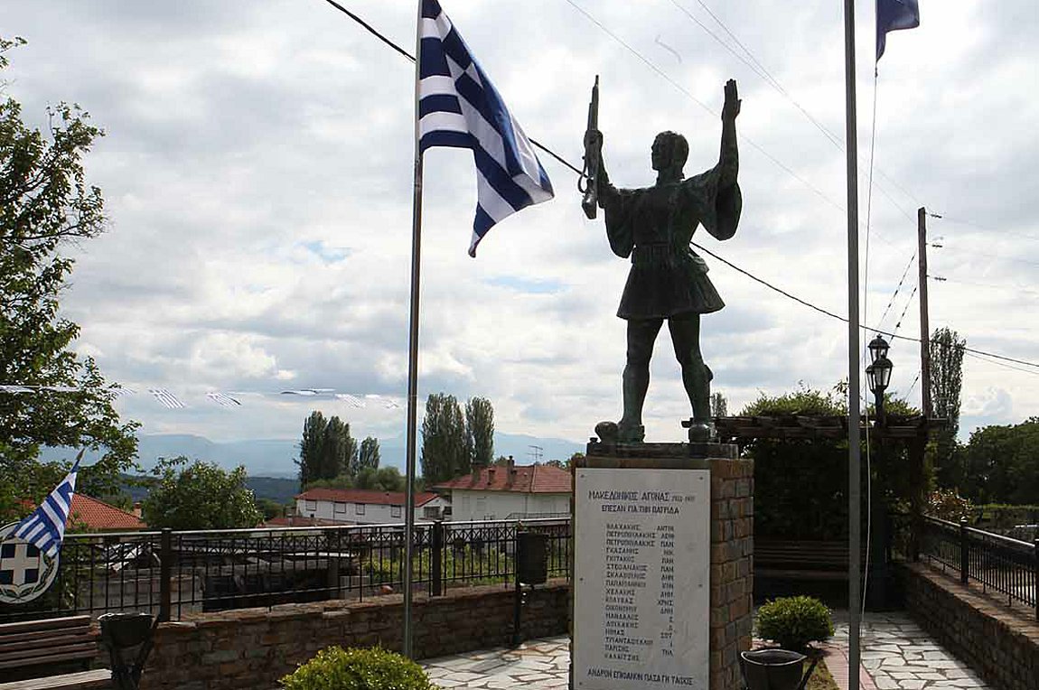 25η Μαρτίου στην αποκλεισμένη Δαμασκηνιά Κοζάνης: «Τίποτα στο χωριό δεν θυμίζει γιορτή»