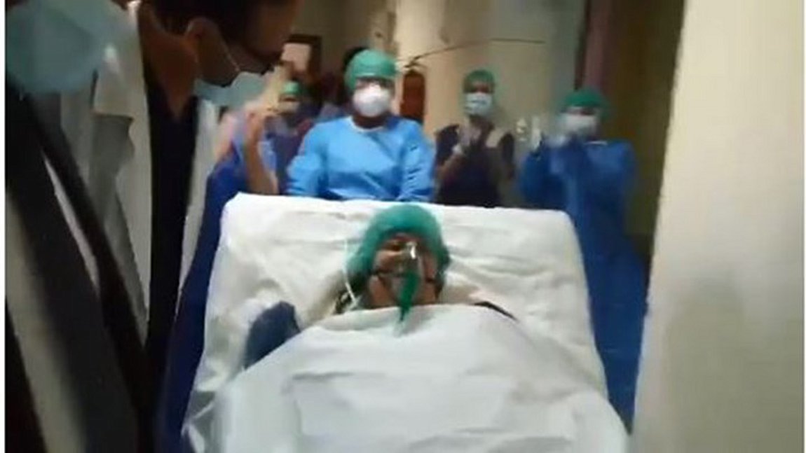 Βενιζέλειο Νοσοκομείο: Με χειροκροτήματα η έξοδος ασθενούς από τη ΜΕΘ – ΒΙΝΤΕΟ