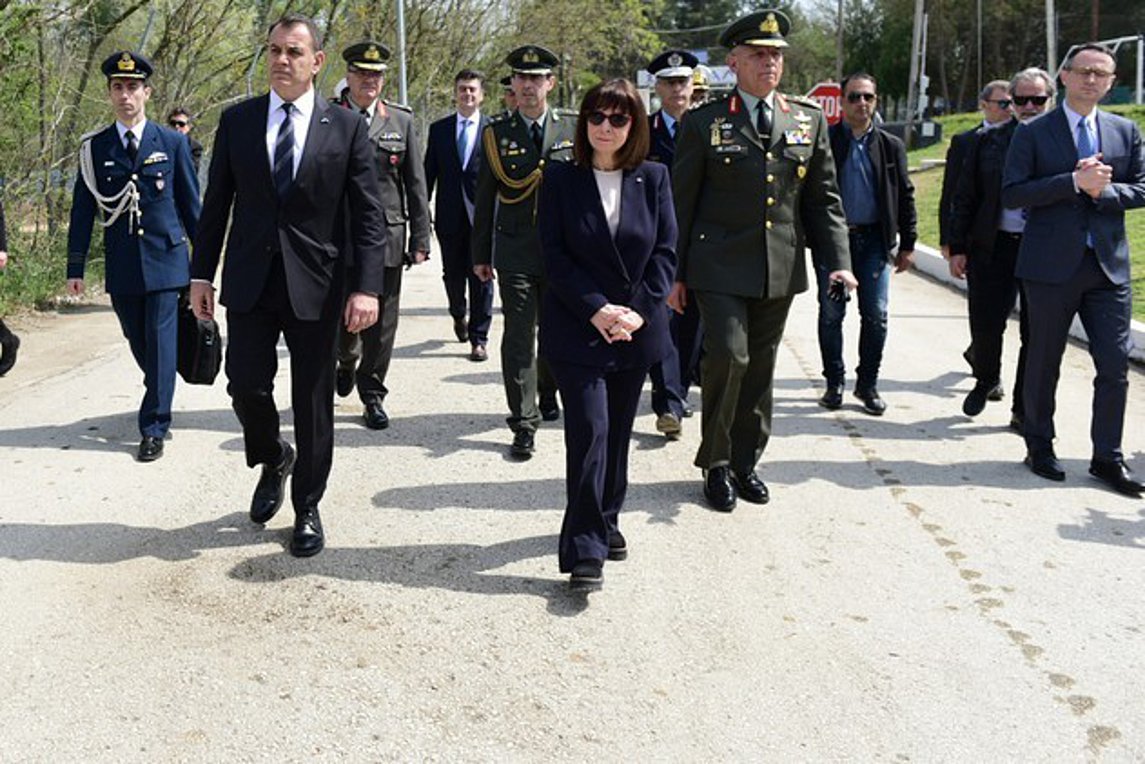 Sakellaropoyloy Apo Tis Kastanies Me Pisth Apofasistikothta Kai Synepeia Mporoyme Na Yperboyme Ka8e Proklhsh Kai Ka8e Kindyno Binteo Enothtes Politikh Real Gr