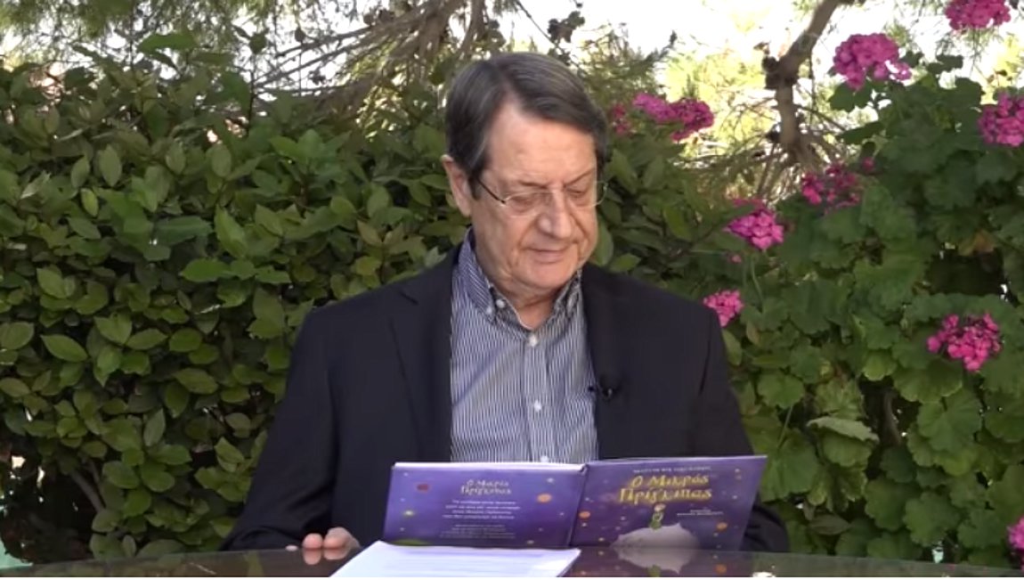 Κύπρος: Ο Αναστασιάδης διαβάζει παραμύθι στα παιδιά – BINTEO