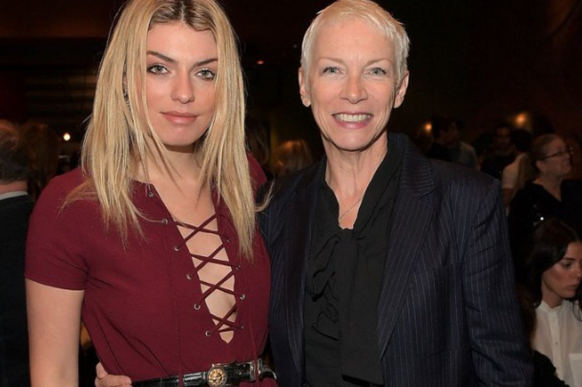 Annie και Lola Lennox στο «There Must be an Angel»